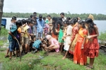 പുഴയോരത്ത് കണ്ടല്‍ച്ചെടിയുമായി വിദ്യാര്‍ഥികള്‍